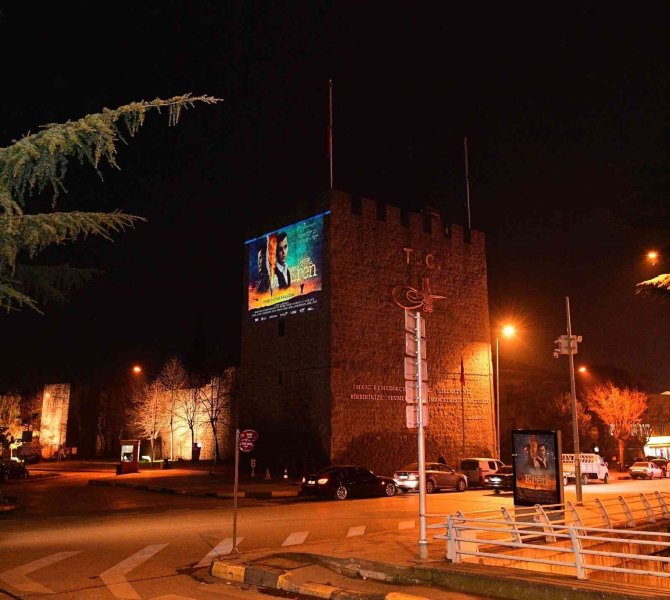 ‘Kesişme; İyi Ki Varsın Eren’ filminin fragmanı Trabzon Kale surlarına yansıtıldı