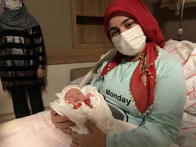 Konyalı çift 8 yıl sonra yılbaşında ilk bebeklerine kavuştular