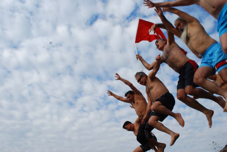 Kuraklığa dikkat çekmek için denize girdiler