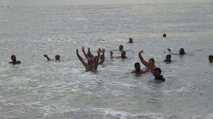 Kuraklığa dikkat çekmek için denize girdiler