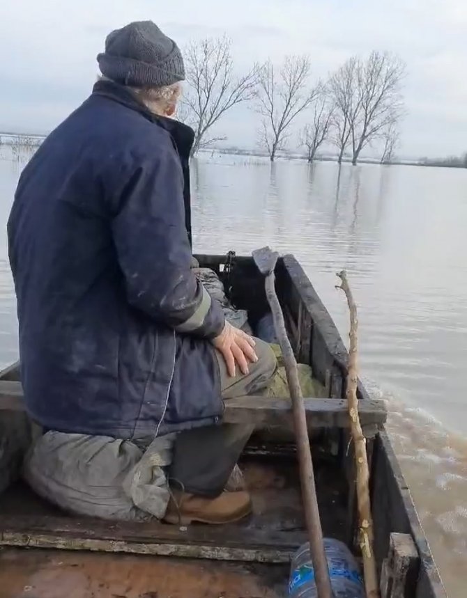 Meriç Nehri’nde taşkın alarmı: Köy halkı kayıkla geziyor