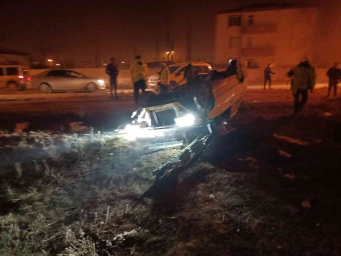 Oto fareleri polisten kaçarken kaza yaptı