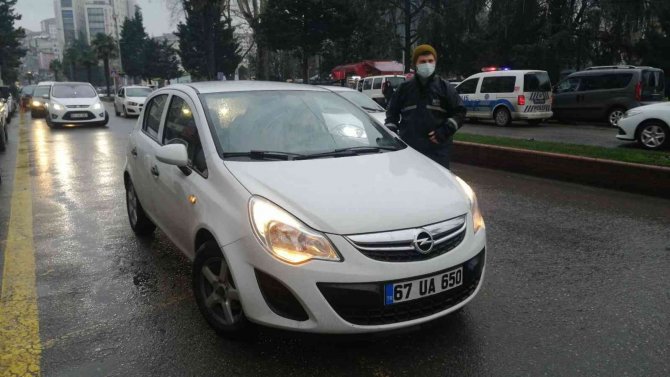 Otomobilin çarptığı motosikletli yaralandı