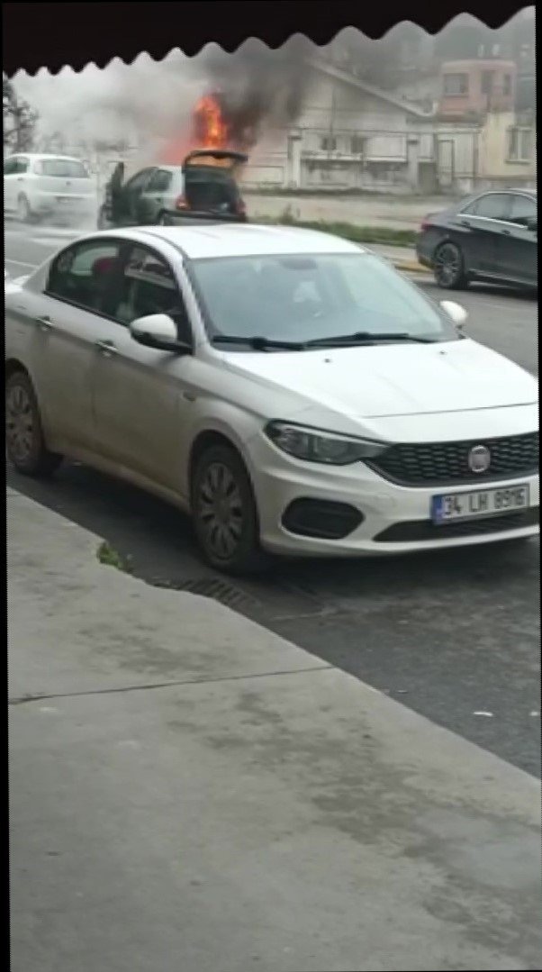 Tuzla’da park halindeki otomobil alev alev yandı