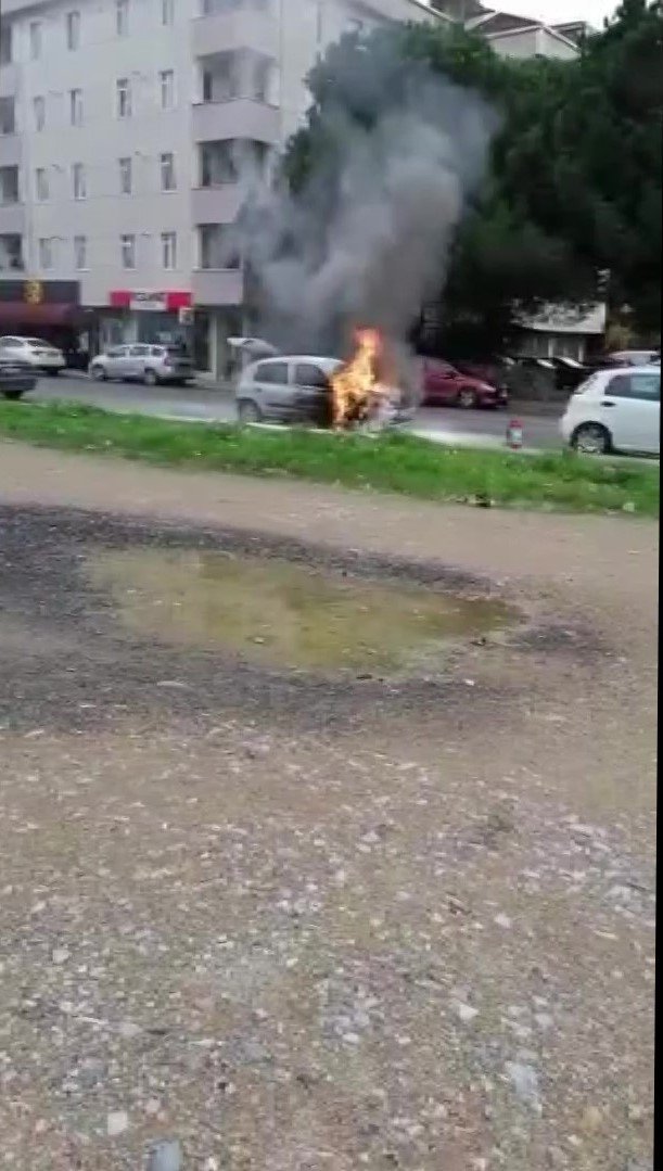 Tuzla’da park halindeki otomobil alev alev yandı