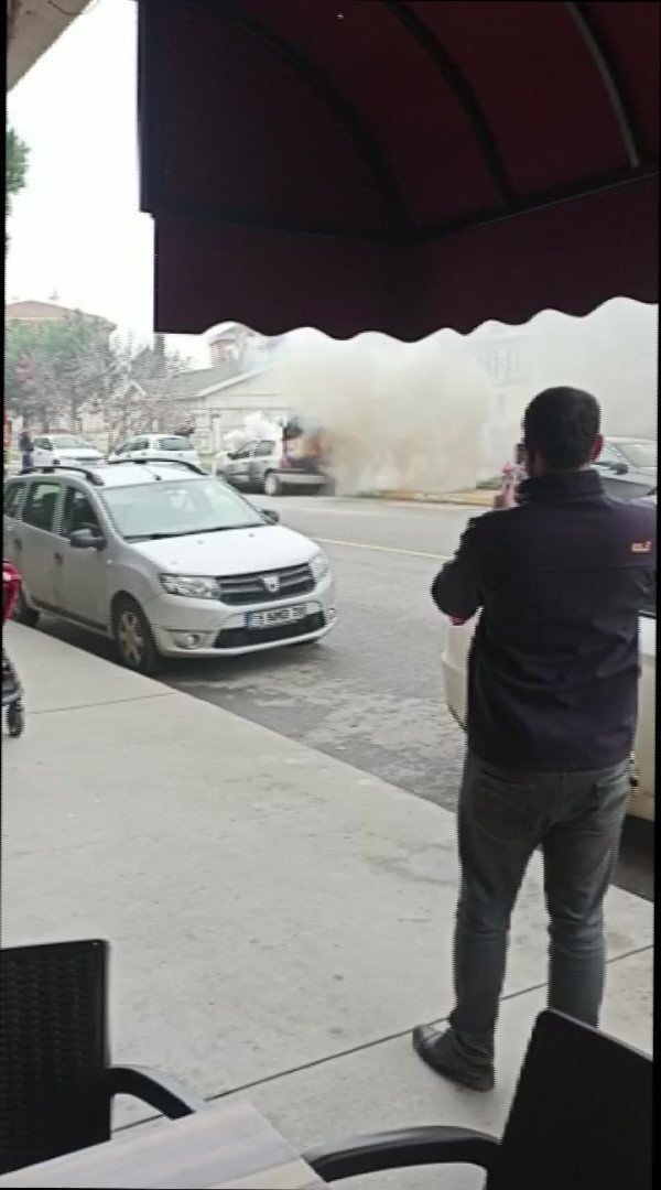 Tuzla’da park halindeki otomobil alev alev yandı