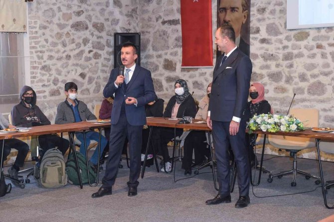 Üniversite sınavına girmeye hazırlanan gençler alanında uzman kişilerle tanışıyor