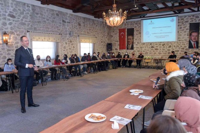 Üniversite sınavına girmeye hazırlanan gençler alanında uzman kişilerle tanışıyor