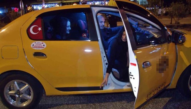 Uygulamaya takılan taksideki genç kız ile polisin ‘sabır’ sınavı