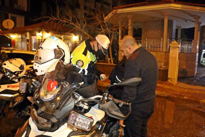 Uygulamaya takılan taksideki genç kız ile polisin ‘sabır’ sınavı