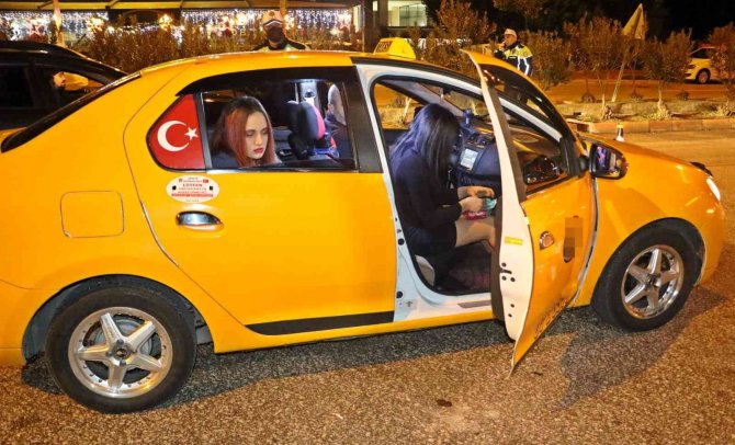 Uygulamaya takılan taksideki genç kız ile polisin ‘sabır’ sınavı