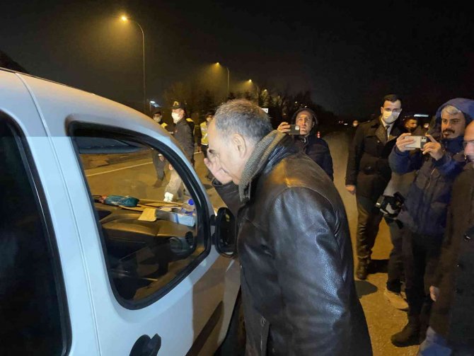 Vali Özkan, uygulama noktasındaki sürücülere çikolata ikram etti