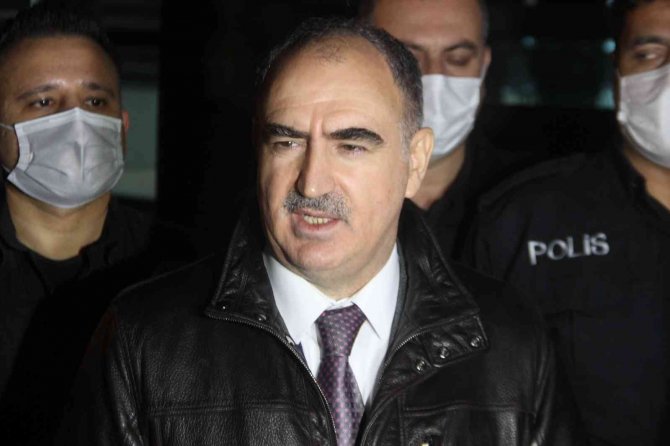 Vali Özkan, uygulama noktasındaki sürücülere çikolata ikram etti