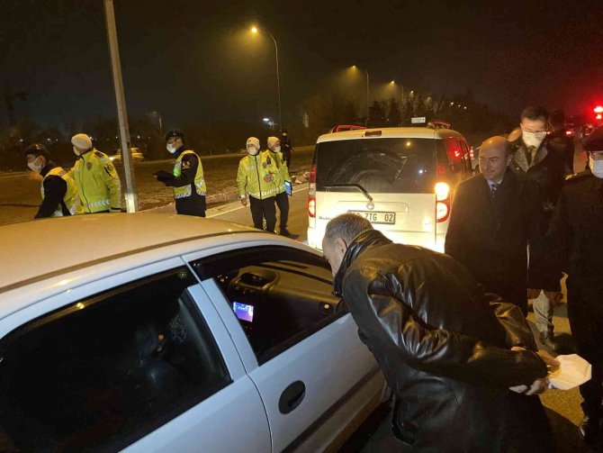 Vali Özkan, uygulama noktasındaki sürücülere çikolata ikram etti