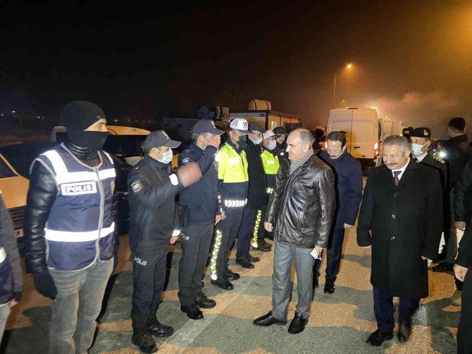 Vali Özkan, uygulama noktasındaki sürücülere çikolata ikram etti