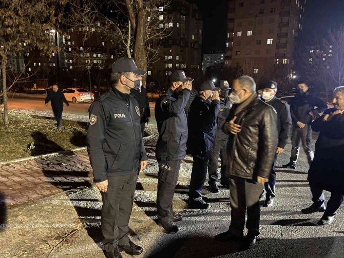 Vali Özkan, uygulama noktasındaki sürücülere çikolata ikram etti