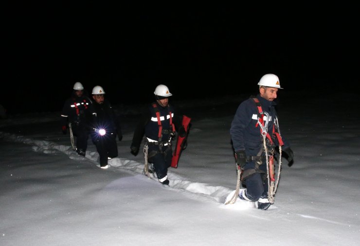 Yılbaşına 1 metre kar ve eksi 17 derece soğukta arıza gidererek girdiler