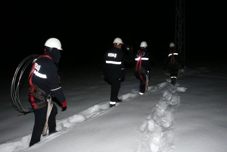 Yılbaşına 1 metre kar ve eksi 17 derece soğukta arıza gidererek girdiler