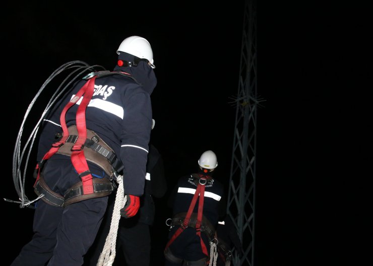 Yılbaşına 1 metre kar ve eksi 17 derece soğukta arıza gidererek girdiler
