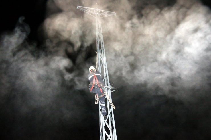 Yılbaşına 1 metre kar ve eksi 17 derece soğukta arıza gidererek girdiler