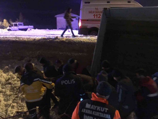 Yoldan çıkan tır evin bahçesine düştü