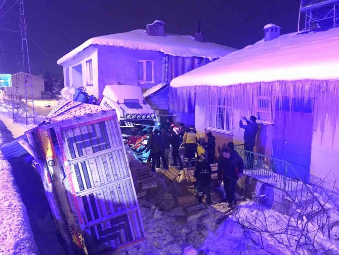 Yoldan çıkan tır evin bahçesine düştü