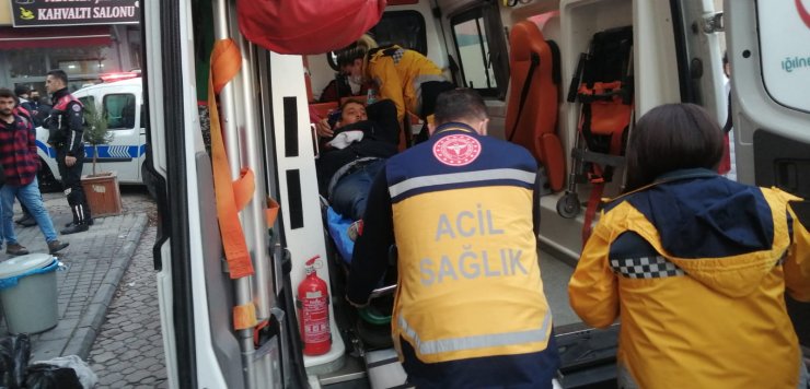 Zihinsel engelli arkadaşların bıçaklı kavgasında 1 kişi yaralandı