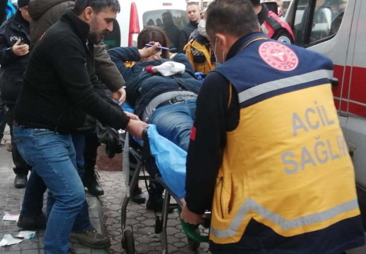 Zihinsel engelli arkadaşların bıçaklı kavgasında 1 kişi yaralandı