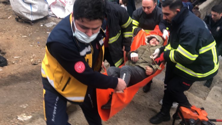 10 yaşındaki çocuğun yüzüne demir saplandı