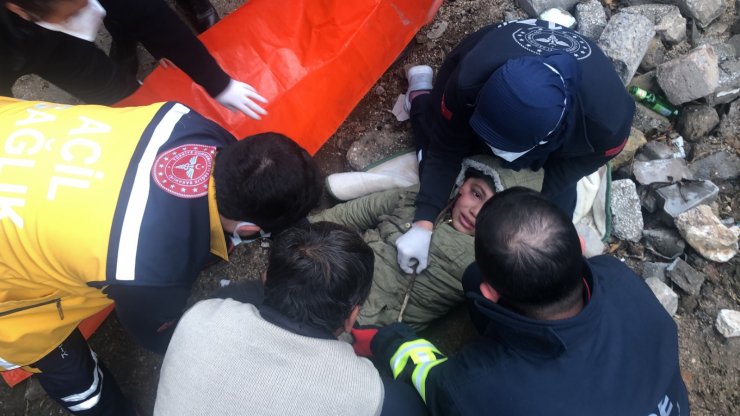 10 yaşındaki çocuğun yüzüne demir saplandı