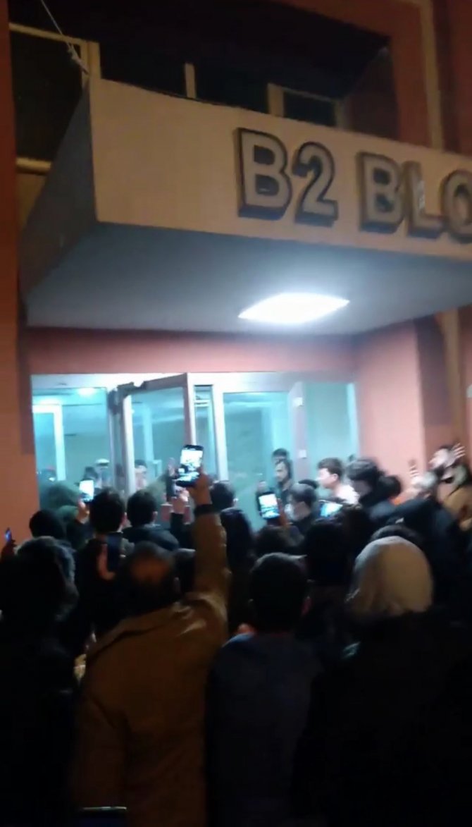 15 saatlik intihar girişimi duyarsız vatandaşların eğlencesi oldu