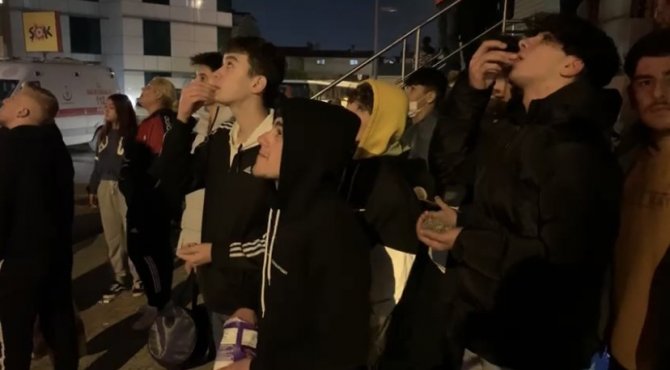 15 saatlik intihar girişimi duyarsız vatandaşların eğlencesi oldu