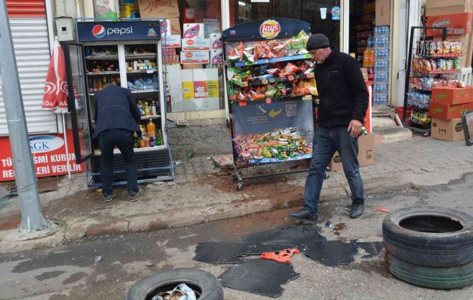 2 otomobil bir iş yerine girdi