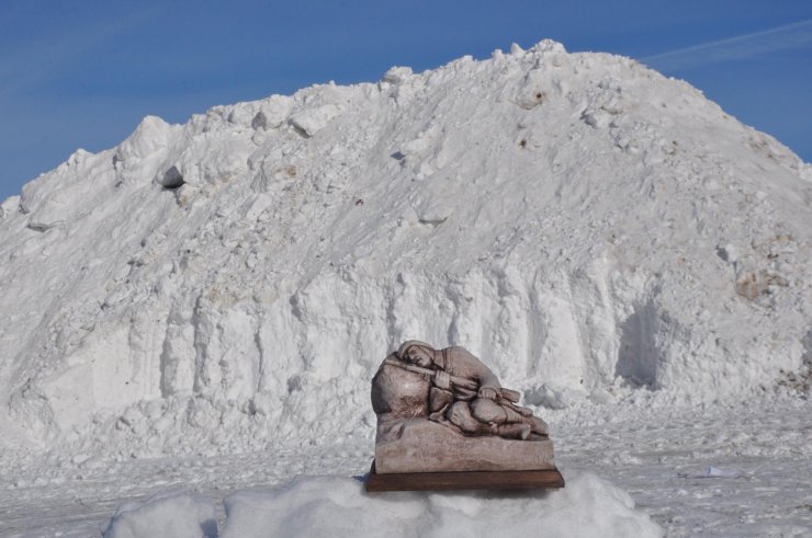 200 kamyon karla donarak şehit olan askerlerin heykelini yapacaklar