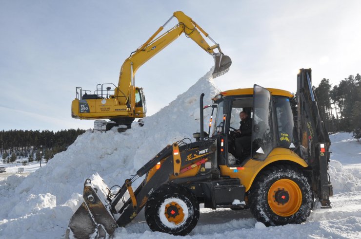 200 kamyon karla donarak şehit olan askerlerin heykelini yapacaklar