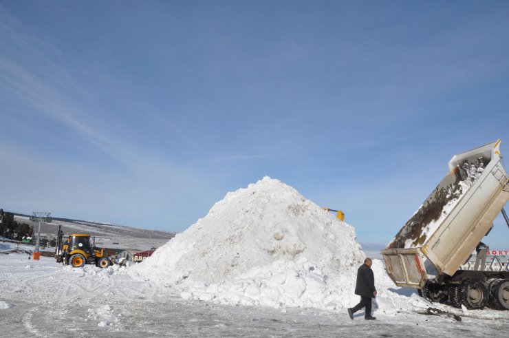 200 kamyon karla donarak şehit olan askerlerin heykelini yapacaklar