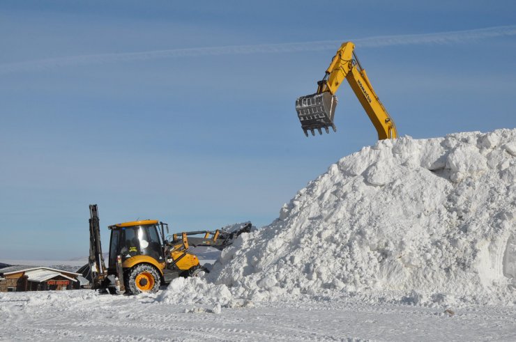200 kamyon karla donarak şehit olan askerlerin heykelini yapacaklar
