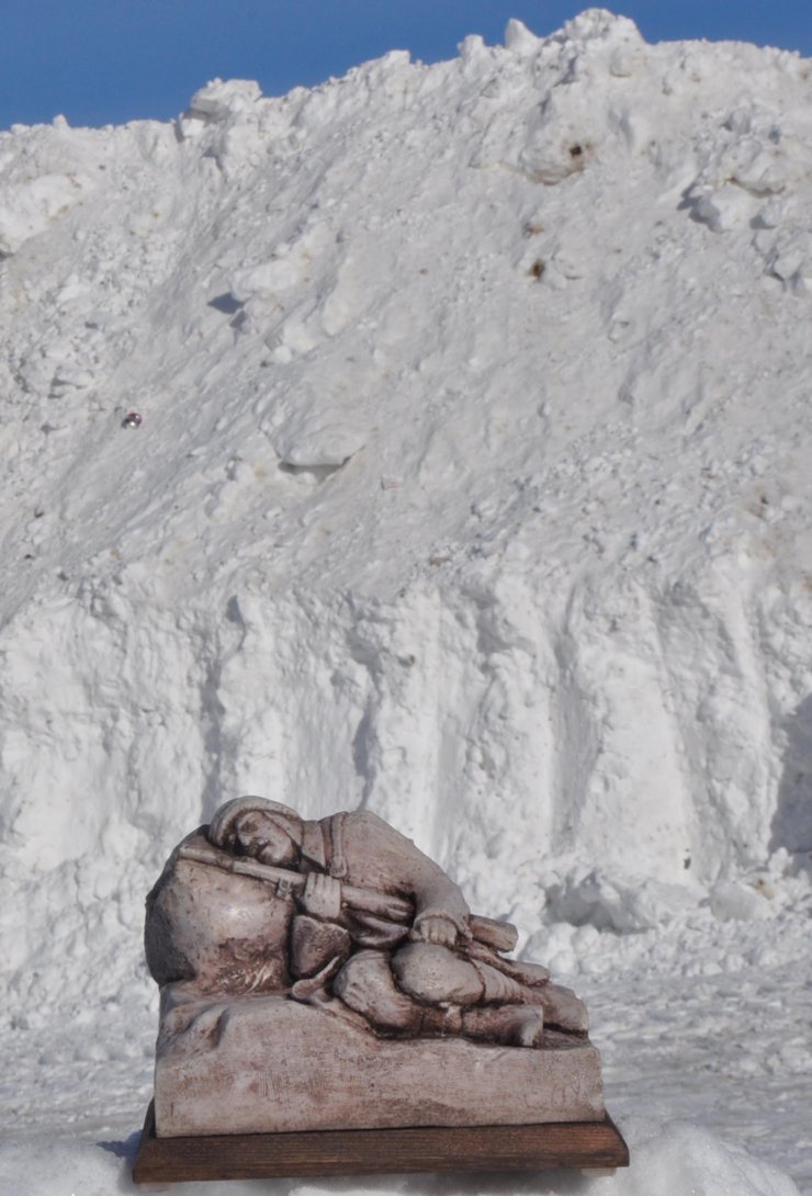 200 kamyon karla donarak şehit olan askerlerin heykelini yapacaklar