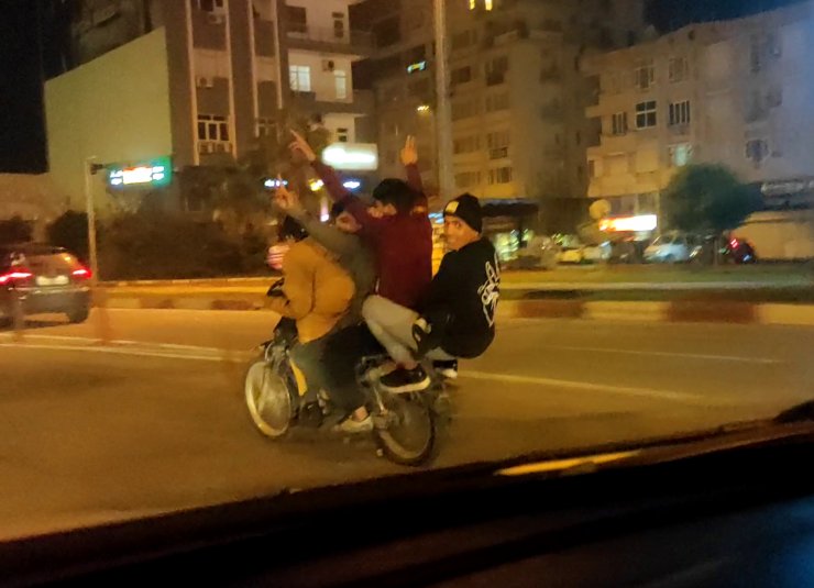 4 gencin motosikletle tehlikeli yolculuğu