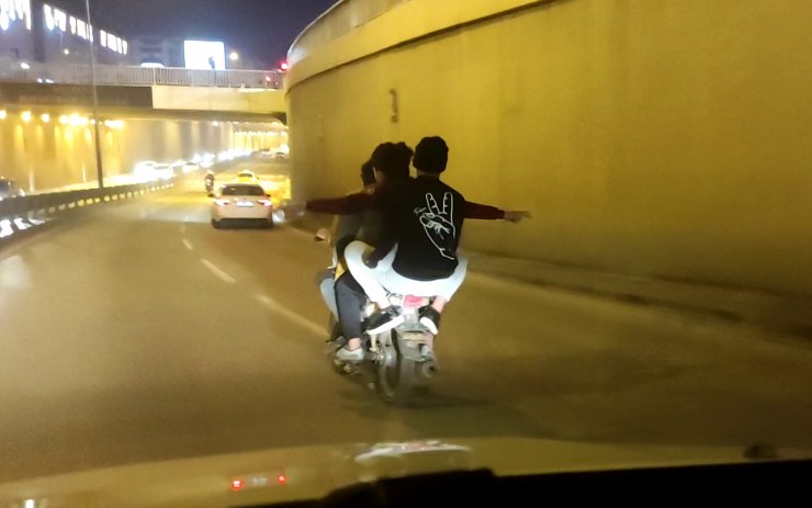 4 gencin motosikletle tehlikeli yolculuğu
