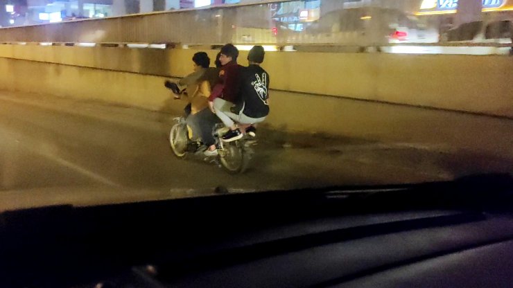 4 gencin motosikletle tehlikeli yolculuğu