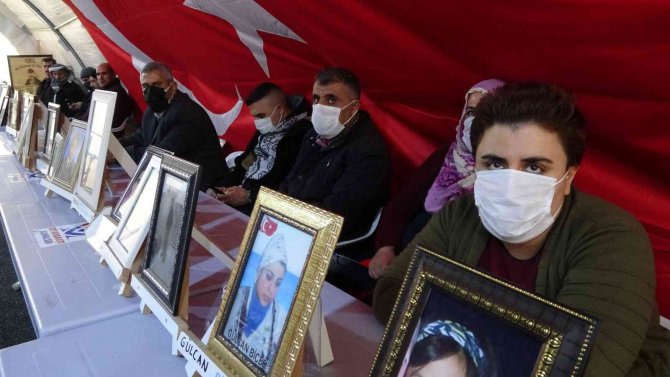 Acılı aileler 2022 yılının ilk günlerinde de evlatlarının yolunu gözlüyor