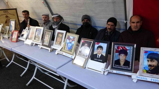 Acılı aileler 2022 yılının ilk günlerinde de evlatlarının yolunu gözlüyor