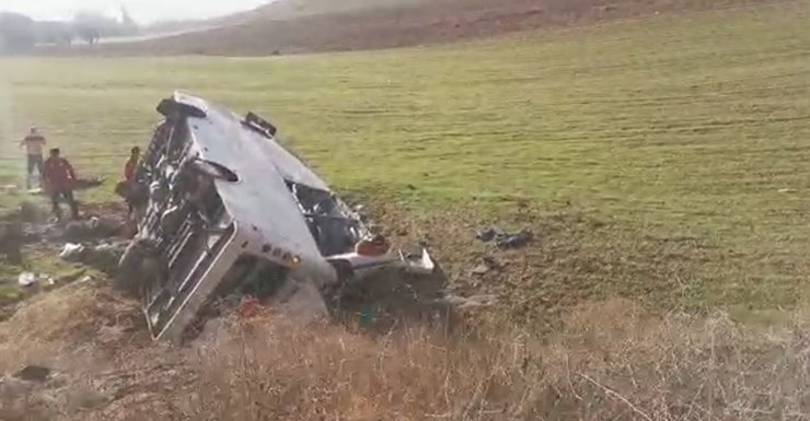 Amasya’da güreşçileri taşıyan midibüs devrildi: 1 ölü, 15 yaralı