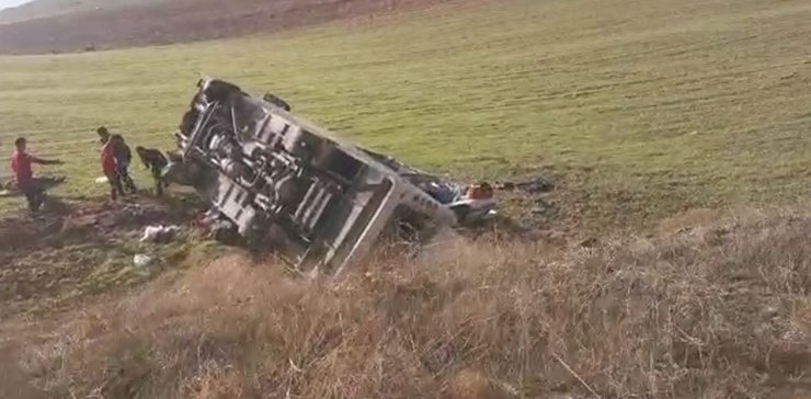 Amasya’da güreşçileri taşıyan midibüs devrildi: 1 ölü, 15 yaralı