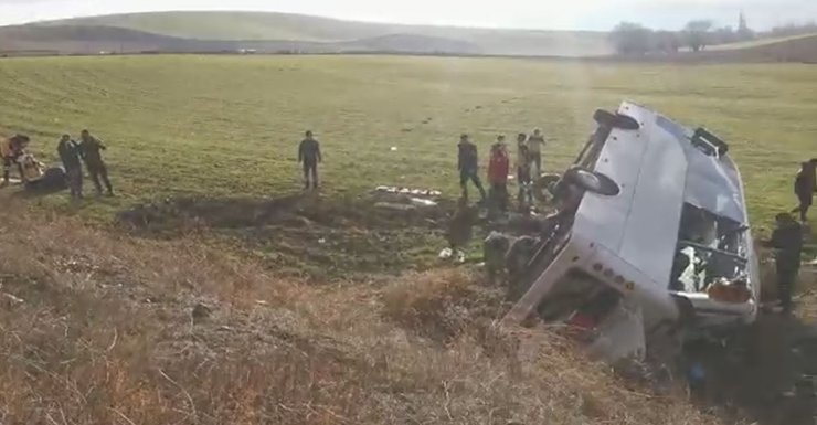 Amasya’da güreşçileri taşıyan midibüs devrildi: 1 ölü, 15 yaralı