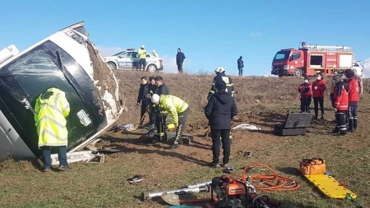 Amasya’da güreşçileri taşıyan midibüs devrildi: 1 ölü, 15 yaralı