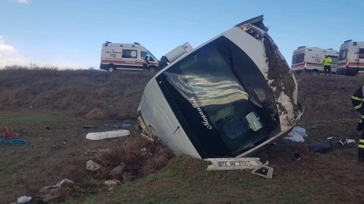 Amasya’da güreşçileri taşıyan midibüs devrildi: 1 ölü, 15 yaralı