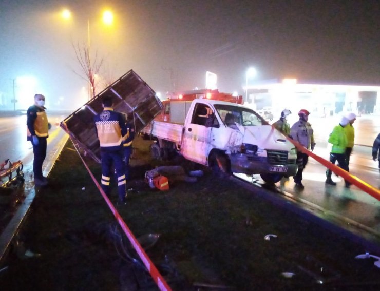 Aydınlatma direğine çarpan kamyonet sürücüsü hayatını kaybetti