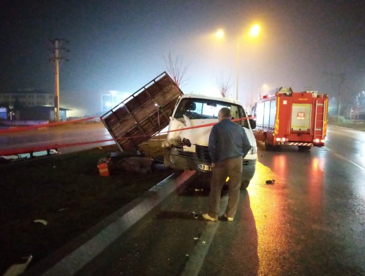 Aydınlatma direğine çarpan kamyonet sürücüsü hayatını kaybetti
